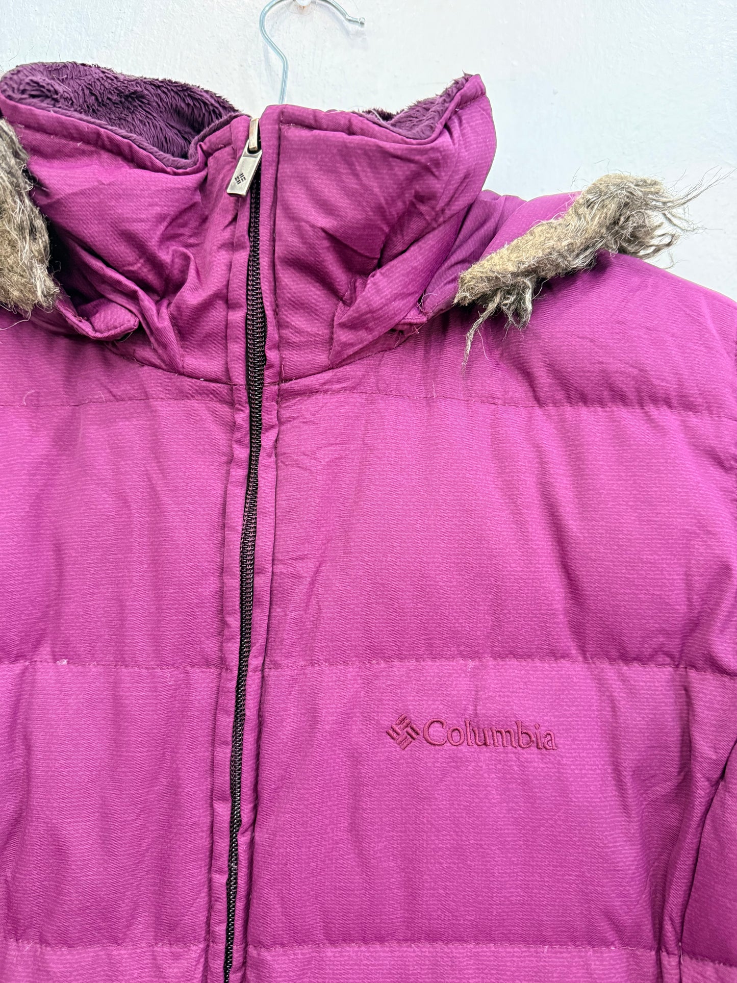 Parka Columbia Pluma Fucsia Oscuro con Gorro Removible Mujer L