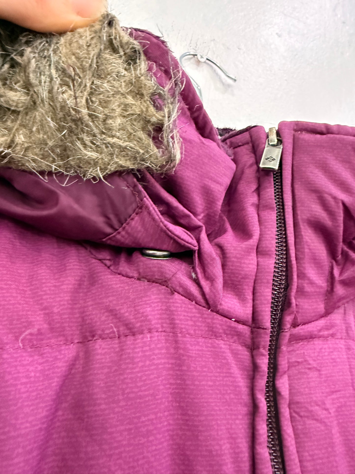 Parka Columbia Pluma Fucsia Oscuro con Gorro Removible Mujer L