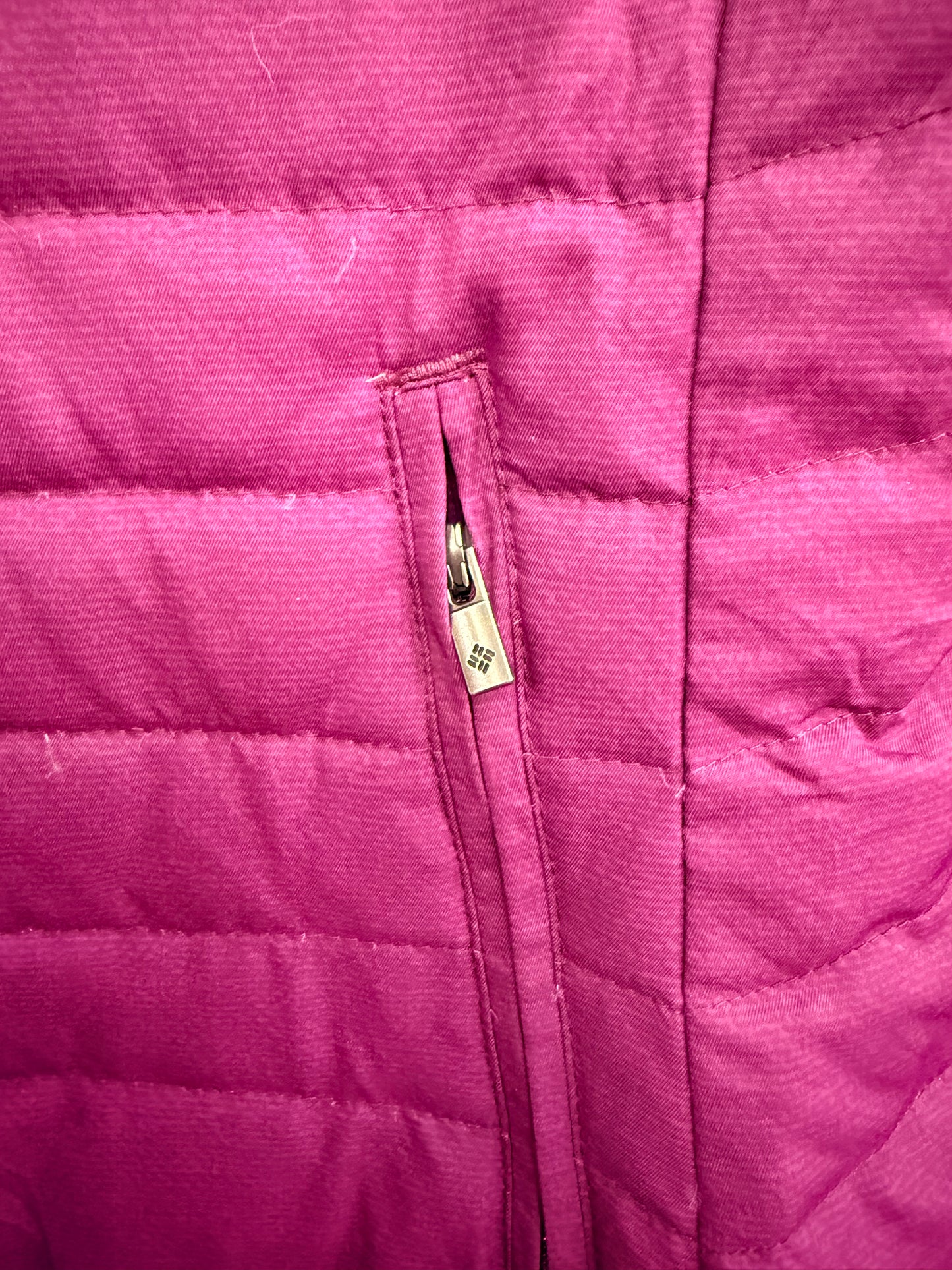 Parka Columbia Pluma Fucsia Oscuro con Gorro Removible Mujer L