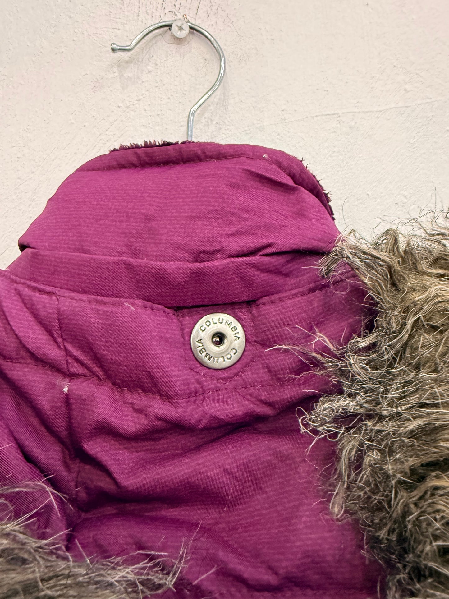 Parka Columbia Pluma Fucsia Oscuro con Gorro Removible Mujer L